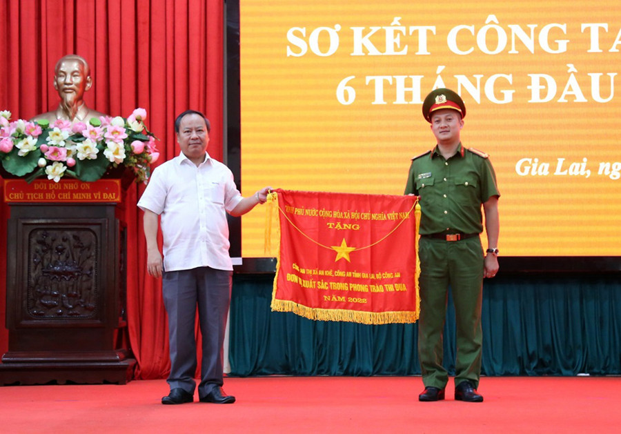 Phó Bí thư Thường trực Tỉnh ủy Châu Ngọc Tuấn trao cờ đơn vị dẫn đầu trong phong trào thi đua “Vì an ninh Tổ quốc” năm 2022 cho Công an thị xã An Khê (ảnh Công an tỉnh cung cấp). Phó Bí thư Thường trực Tỉnh ủy Châu Ngọc Tuấn trao cờ đơn vị dẫn đầu trong phong trào thi đua “Vì an ninh Tổ quốc” năm 2022 cho Công an thị xã An Khê (ảnh Công an tỉnh cung cấp).