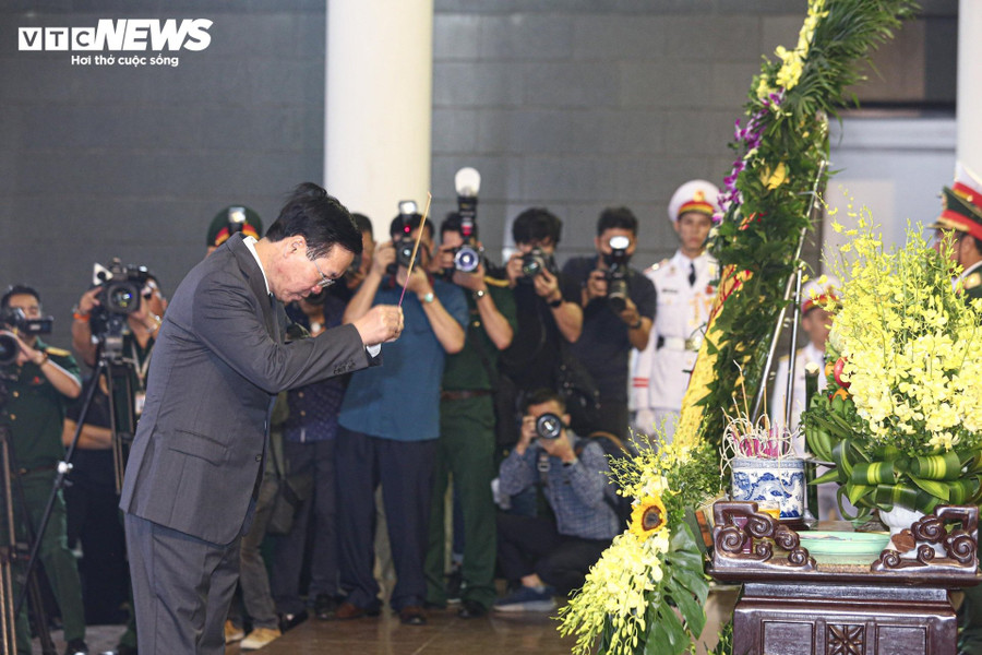 Chủ tịch nước Võ Văn Thưởng thắp nén hương tiễn biệt nguyên Thứ trưởng Bộ Quốc phòng Nguyễn Chí Vịnh. Chủ tịch nước Võ Văn Thưởng thắp nén hương tiễn biệt nguyên Thứ trưởng Bộ Quốc phòng Nguyễn Chí Vịnh.