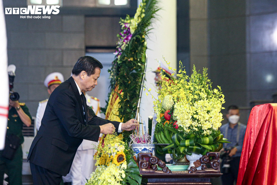 Các lãnh đạo các Bộ, ngành kính viếng và tiễn đưa Thượng tướng Nguyễn Chí Vịnh - một trong những vị tướng tiêu biểu của Quân đội Nhân dân Việt Nam. Các lãnh đạo các Bộ, ngành kính viếng và tiễn đưa Thượng tướng Nguyễn Chí Vịnh - một trong những vị tướng tiêu biểu của Quân đội Nhân dân Việt Nam.