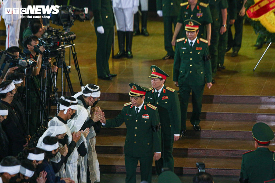 Đoàn Quân ủy Trung ương, Bộ Quốc phòng do Đại tướng Phan Văn Giang, Ủy viên Bộ Chính trị, Phó Bí thư Quân ủy Trung ương, Bộ trưởng Bộ Quốc phòng, làm trưởng đoàn vào viếng và chia buồn với gia đình Thượng tướng Nguyễn Chí Vịnh. Đoàn Quân ủy Trung ương, Bộ Quốc phòng do Đại tướng Phan Văn Giang, Ủy viên Bộ Chính trị, Phó Bí thư Quân ủy Trung ương, Bộ trưởng Bộ Quốc phòng, làm trưởng đoàn vào viếng và chia buồn với gia đình Thượng tướng Nguyễn Chí Vịnh.