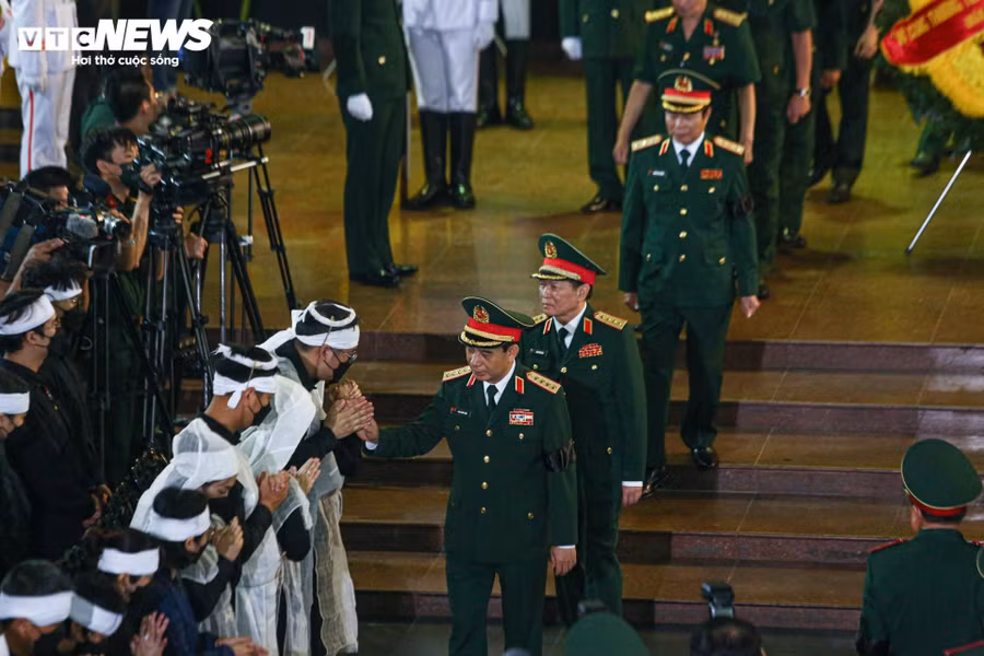 Đoàn Quân ủy Trung ương, Bộ Quốc phòng do Đại tướng Phan Văn Giang, Ủy viên Bộ Chính trị, Phó Bí thư Quân ủy Trung ương, Bộ trưởng Bộ Quốc phòng, làm trưởng đoàn vào viếng và chia buồn với gia đình Thượng tướng Nguyễn Chí Vịnh.