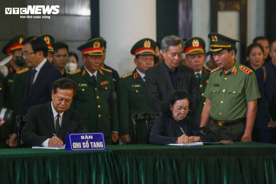 Thường trực Ban Bí thư Trương Thị Mai, nguyên Thủ tướng Nguyễn Tấn Dũng ghi những dòng sổ tang xúc động tiễn biệt Thượng tướng Nguyễn Chí Vịnh. Thường trực Ban Bí thư Trương Thị Mai, nguyên Thủ tướng Nguyễn Tấn Dũng ghi những dòng sổ tang xúc động tiễn biệt Thượng tướng Nguyễn Chí Vịnh.