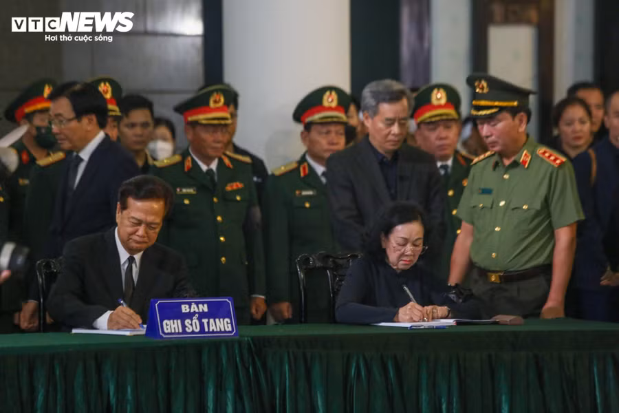 Thường trực Ban Bí thư Trương Thị Mai, nguyên Thủ tướng Nguyễn Tấn Dũng ghi những dòng sổ tang xúc động tiễn biệt Thượng tướng Nguyễn Chí Vịnh.