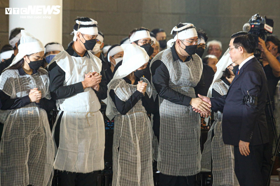 Chủ tịch Quốc hội Vương Đình Huệ chia buồn cùng gia quyến nguyên Thứ trưởng Bộ Quốc phòng Nguyễn Chí Vịnh. Chủ tịch Quốc hội Vương Đình Huệ chia buồn cùng gia quyến nguyên Thứ trưởng Bộ Quốc phòng Nguyễn Chí Vịnh.