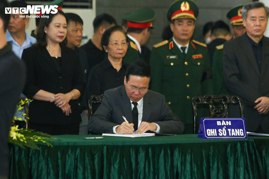 Xúc động ghi sổ tang, Chủ tịch nước Võ Văn Thưởng viết: "Đồng chí là vị tướng lĩnh có tầm nhìn chiến lược, đã có nhiều đóng góp cho sự nghiệp chung của Đảng, Nhân dân và quân đội nhất là trong lĩnh vực tình báo, đối ngoại, quốc phòng". Xúc động ghi sổ tang, Chủ tịch nước Võ Văn Thưởng viết: "Đồng chí là vị tướng lĩnh có tầm nhìn chiến lược, đã có nhiều đóng góp cho sự nghiệp chung của Đảng, Nhân dân và quân đội nhất là trong lĩnh vực tình báo, đối ngoại, quốc phòng".