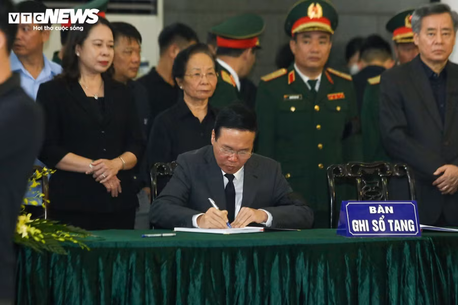 Xúc động ghi sổ tang, Chủ tịch nước Võ Văn Thưởng viết: "Đồng chí là vị tướng lĩnh có tầm nhìn chiến lược, đã có nhiều đóng góp cho sự nghiệp chung của Đảng, Nhân dân và quân đội nhất là trong lĩnh vực tình báo, đối ngoại, quốc phòng".