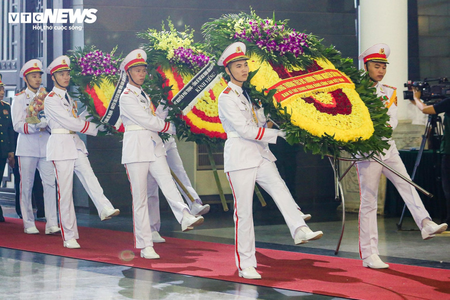 Tổng Bí thư Nguyễn Phú Trọng gửi vòng hoa viếng Thượng tướng Nguyễn Chí Vịnh. Tổng Bí thư Nguyễn Phú Trọng gửi vòng hoa viếng Thượng tướng Nguyễn Chí Vịnh.