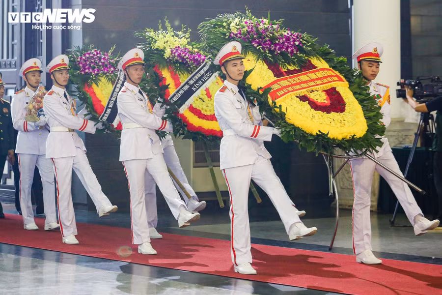 Tổng Bí thư Nguyễn Phú Trọng gửi vòng hoa viếng Thượng tướng Nguyễn Chí Vịnh.