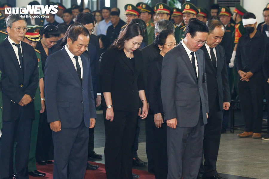 Đoàn Chủ tịch nước do ông Võ Văn Thưởng, Ủy viên Bộ Chính trị, Chủ tịch nước, làm trưởng đoàn vào viếng. Đoàn Chủ tịch nước do ông Võ Văn Thưởng, Ủy viên Bộ Chính trị, Chủ tịch nước, làm trưởng đoàn vào viếng.