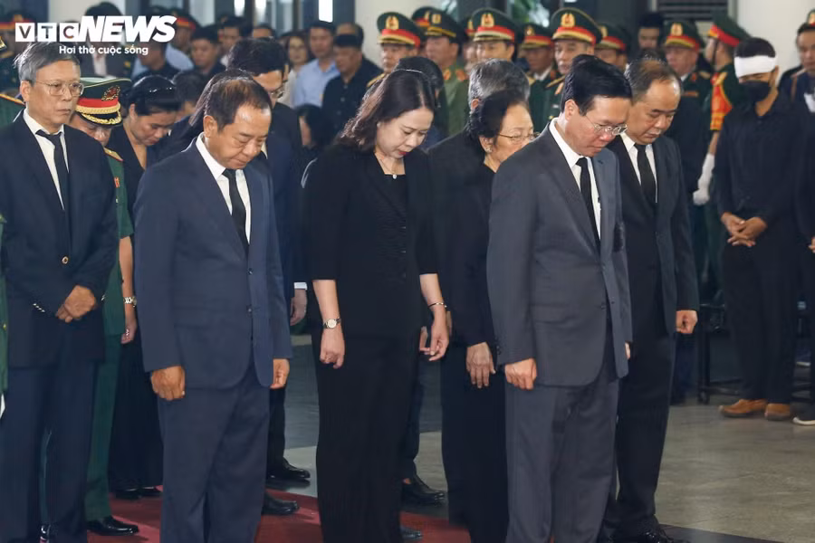 Đoàn Chủ tịch nước do ông Võ Văn Thưởng, Ủy viên Bộ Chính trị, Chủ tịch nước, làm trưởng đoàn vào viếng.