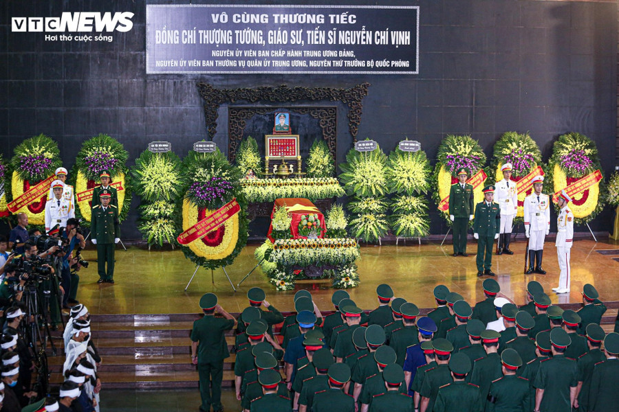 Sáng nay (18/9), tang lễ Thượng tướng Nguyễn Chí Vịnh - nguyên Ủy viên Trung ương Đảng, nguyên Ủy viên Thường vụ Quân ủy Trung ương, nguyên Thứ trưởng Bộ Quốc phòng - được tổ chức trọng thể theo nghi thức Lễ tang Cấp cao tại Nhà tang lễ Quốc gia, số 5 Trần Thánh Tông, Hà Nội. Sáng nay (18/9), tang lễ Thượng tướng Nguyễn Chí Vịnh - nguyên Ủy viên Trung ương Đảng, nguyên Ủy viên Thường vụ Quân ủy Trung ương, nguyên Thứ trưởng Bộ Quốc phòng - được tổ chức trọng thể theo nghi thức Lễ tang Cấp cao tại Nhà tang lễ Quốc gia, số 5 Trần Thánh Tông, Hà Nội.