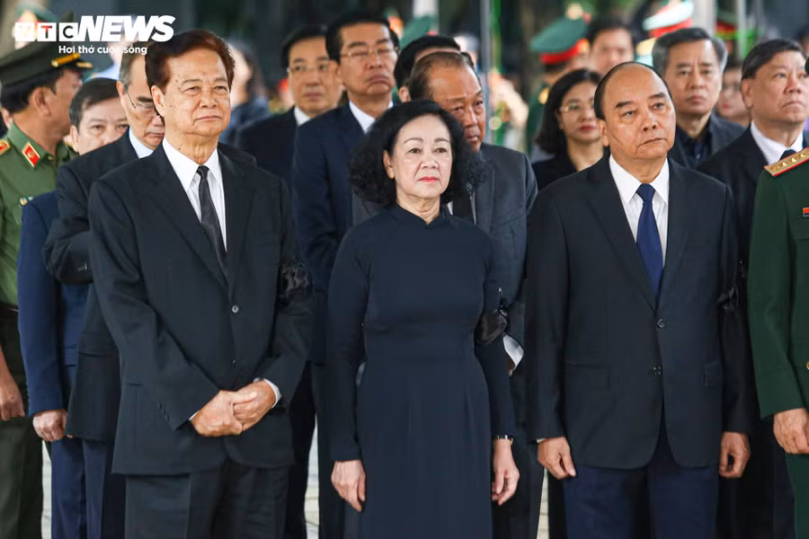 Đoàn Ban Bí thư Trung ương Đảng do bà Trương Thị Mai, Ủy viên Bộ Chính trị, Thường trực Ban Bí thư, Trưởng Ban Tổ chức Trung ương, làm trưởng đoàn vào viếng. Tham gia đoàn có nguyên Chủ tịch nước Nguyễn Xuân Phúc, nguyên Thủ tướng Nguyễn Tấn Dũng, nguyên Phó Thủ tướng Thường trực Trương Hòa Bình...