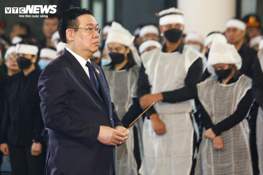 Đoàn Quốc hội do ông Vương Đình Huệ, Ủy viên Bộ Chính trị, Chủ tịch Quốc hội, làm trưởng đoàn vào viếng. Đoàn Quốc hội do ông Vương Đình Huệ, Ủy viên Bộ Chính trị, Chủ tịch Quốc hội, làm trưởng đoàn vào viếng.