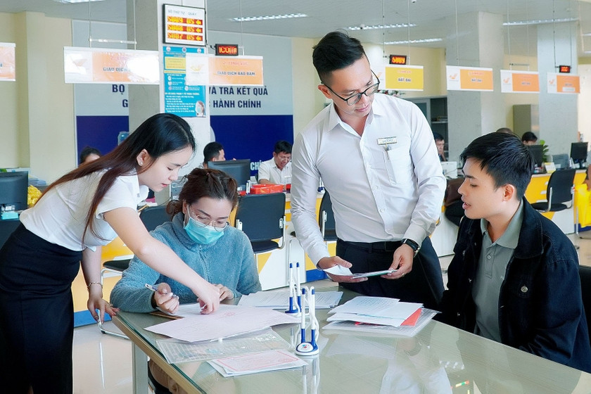 Bộ phận 1 cửa Trung tâm phục vụ hành chính công tỉnh Gia Lai hướng dẫn người dân làm thủ tục hành chính. Ảnh: Đức Thụy