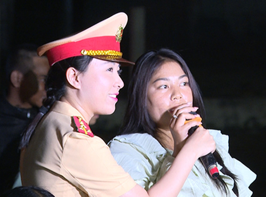 Cảnh sát giao thông tuyên truyền ở cơ sở. Ảnh: Nguyễn Hữu Cảnh sát giao thông tuyên truyền ở cơ sở. Ảnh: Nguyễn Hữu