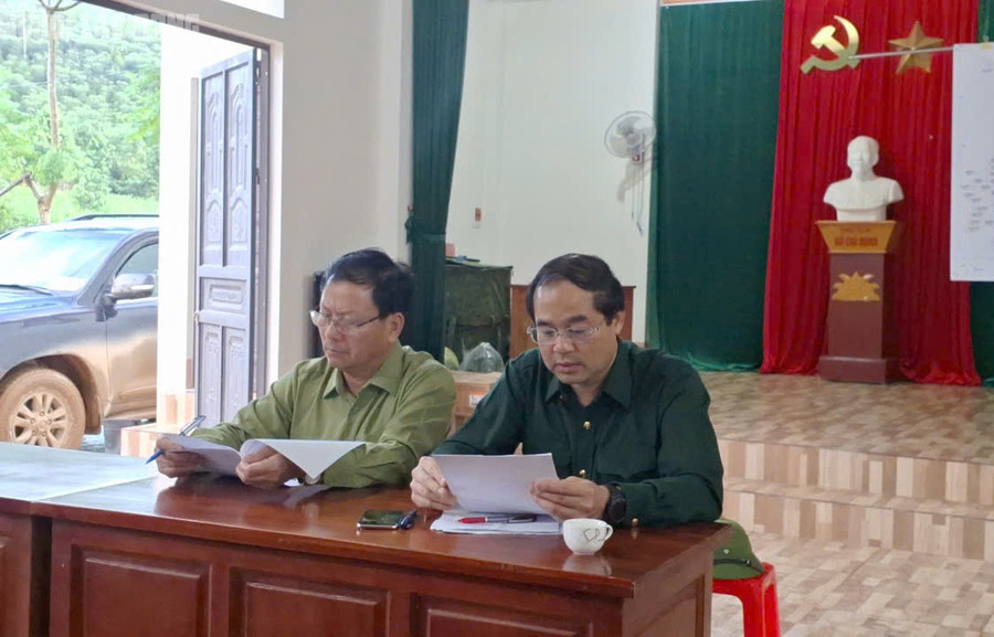 Ông Trịnh Xuân Trường, Chủ tịch UBND tỉnh Lào Cai (phải) trực tiếp chỉ đạo công tác tìm kiếm người mất tích sáng nay 12-9.