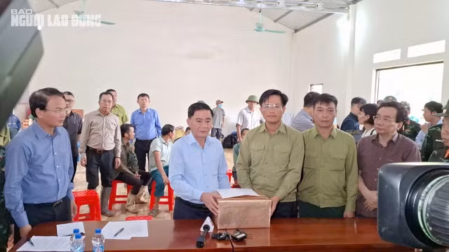 Ông Trần Cẩm Tú trao ủng hộ của các đơn vị cho lãnh đạo huyện Bảo Yên