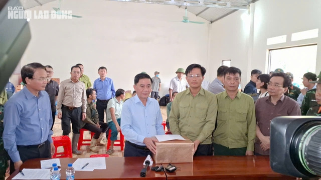 Ông Trần Cẩm Tú trao ủng hộ của các đơn vị cho lãnh đạo huyện Bảo Yên Ông Trần Cẩm Tú trao ủng hộ của các đơn vị cho lãnh đạo huyện Bảo Yên