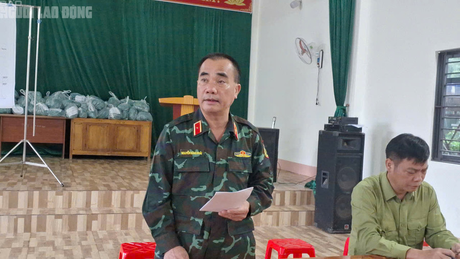 Thiếu tướng Nguyễn Đăng Khải, Phó Tư lệnh, Tham mưu trưởng Quân khu 2, chỉ đạo công tác tìm kiếm tại điểm sạt lở.