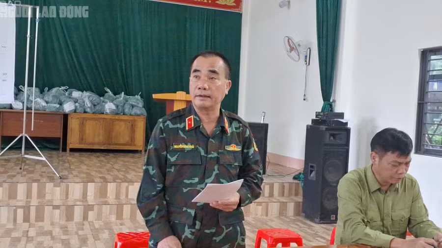 Thiếu tướng Nguyễn Đăng Khải, Phó Tư lệnh, Tham mưu trưởng Quân khu 2, chỉ đạo công tác tìm kiếm tại điểm sạt lở.