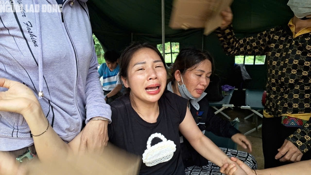 Chị Phương Linh khóc ngất khi có 2 con và mẹ chồng bị chết do lũ cuốn. Ảnh: Văn Duẩn Chị Phương Linh khóc ngất khi có 2 con và mẹ chồng bị chết do lũ cuốn. Ảnh: Văn Duẩn