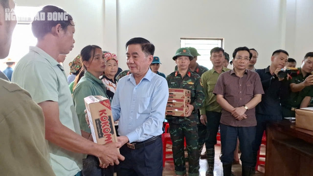 Ông Trần Cẩm Tú, Ủy viên Bộ Chính trị, Bí thư Trung ương Đảng, Chủ nhiệm Ủy ban Kiểm tra Trung ương, trao quà cho bà con thôn Làng Nủ. Ảnh: Văn Duẩn Ông Trần Cẩm Tú, Ủy viên Bộ Chính trị, Bí thư Trung ương Đảng, Chủ nhiệm Ủy ban Kiểm tra Trung ương, trao quà cho bà con thôn Làng Nủ. Ảnh: Văn Duẩn