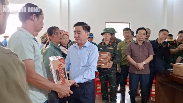 Ông Trần Cẩm Tú, Ủy viên Bộ Chính trị, Bí thư Trung ương Đảng, Chủ nhiệm Ủy ban Kiểm tra Trung ương, trao quà cho bà con thôn Làng Nủ. Ảnh: Văn Duẩn