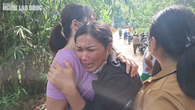 Bà Lý thị Hồng mất con gái, cháu và con rể, bà ôm dân làng và khóc ngất. Ảnh: Văn Duẩn Bà Lý thị Hồng mất con gái, cháu và con rể, bà ôm dân làng và khóc ngất. Ảnh: Văn Duẩn