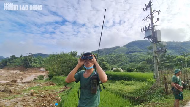 Các chiến sĩ thông tin được trang bị thêm ống nhòm và kẻng để cảnh giới, báo động khi có nguy cơ lũ quét, sạt lở. Ảnh: Văn Duẩn