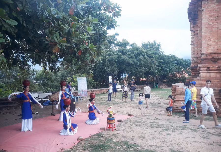 Một tiết mục múa Chăm tại tháp Po Sah Inư. Ảnh: T.S Một tiết mục múa Chăm tại tháp Po Sah Inư. Ảnh: T.S