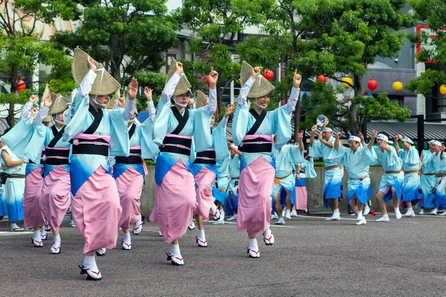Trong lễ hội Obon, người dân mặc trang phục truyền thống, cùng nhau đi dạo ngoài trời hay chơi các trò chơi dân gian. Trong lễ hội Obon, người dân mặc trang phục truyền thống, cùng nhau đi dạo ngoài trời hay chơi các trò chơi dân gian.
