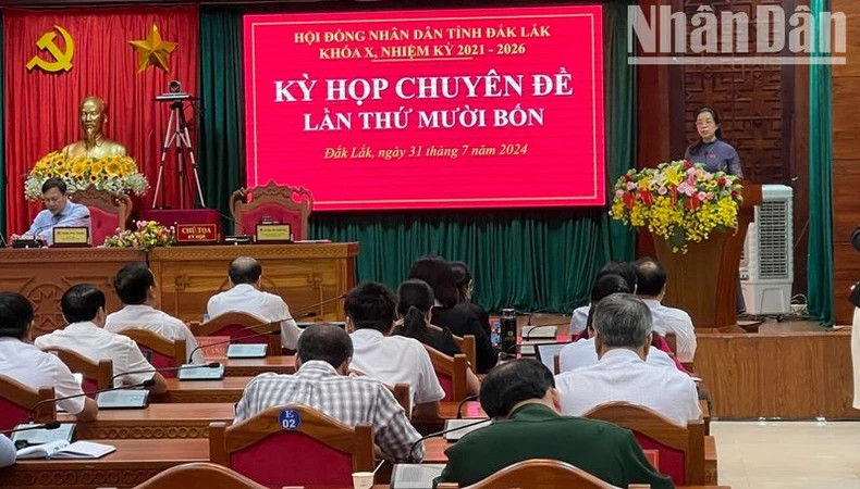 Chủ tịch Hội đồng nhân dân tỉnh Đắk Lắk Huỳnh Thị Chiến Hòa phát biểu bế mạc kỳ họp. Chủ tịch Hội đồng nhân dân tỉnh Đắk Lắk Huỳnh Thị Chiến Hòa phát biểu bế mạc kỳ họp.