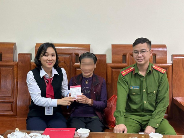 Cán bộ ngân hàng và Công an thị trấn Thạch Hà giúp bà T. thoát khỏi một vụ lừa đảo.