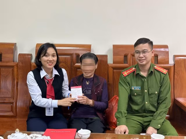 Cán bộ ngân hàng và Công an thị trấn Thạch Hà giúp bà T. thoát khỏi một vụ lừa đảo.