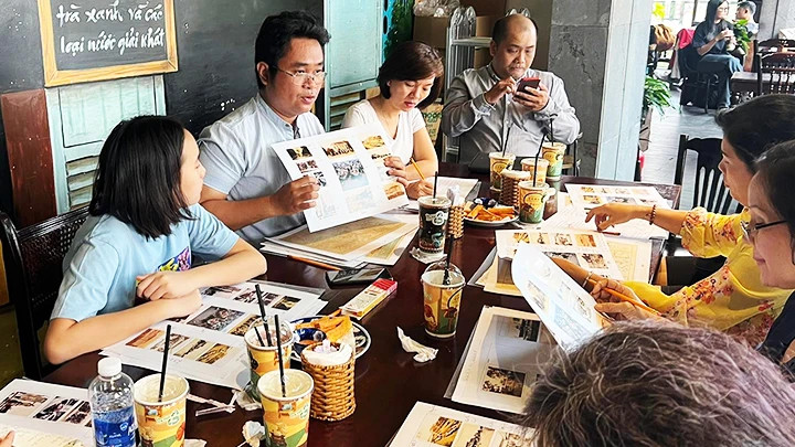 Phan Khắc Huy (áo xanh, đeo kính) trong các hoạt động giới thiệu về văn hóa, lịch sử Nam Bộ cho bạn trẻ cùng đam mê.