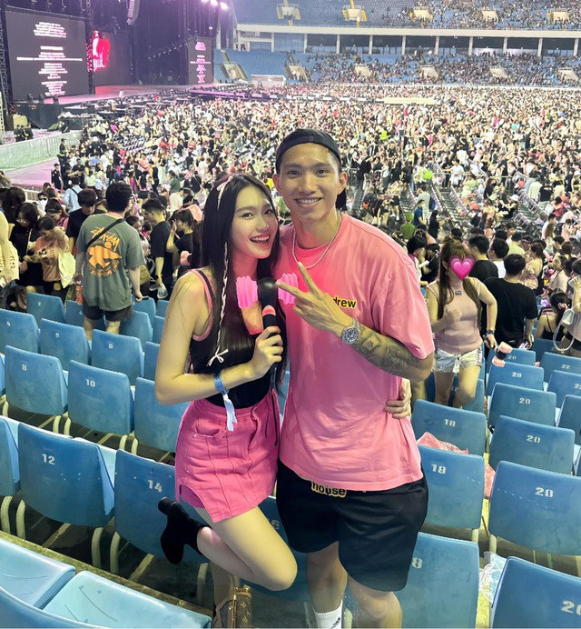 Doãn Hải My và Đoàn Văn Hậu thoải mái chia sẻ hình ảnh tình cảm trên trang cá nhân sau khi công khai chuyện hẹn hò. Ảnh: FBNV