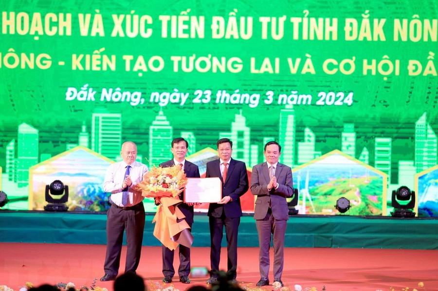 Phó Thủ tướng Trần Lưu Quang trao quyết định phê duyệt Quy hoạch tỉnh Đắk Nông thời kỳ 2021-2030, tầm nhìn đến năm 2050 cho lãnh đạo tỉnh Đắk Nông. (Ảnh: Hưng Thịnh/TTXVN) Phó Thủ tướng Trần Lưu Quang trao quyết định phê duyệt Quy hoạch tỉnh Đắk Nông thời kỳ 2021-2030, tầm nhìn đến năm 2050 cho lãnh đạo tỉnh Đắk Nông. (Ảnh: Hưng Thịnh/TTXVN)