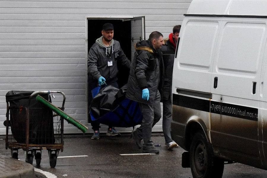 Lực lượng thực thi pháp luật Nga chuyển thi thể nạn nhân tại hiện trường vụ tấn công nhằm vào trung tâm thương mại Crocus ở Moskva, ngày 23/3/2024. (Ảnh: AFP/TTXVN) Lực lượng thực thi pháp luật Nga chuyển thi thể nạn nhân tại hiện trường vụ tấn công nhằm vào trung tâm thương mại Crocus ở Moskva, ngày 23/3/2024. (Ảnh: AFP/TTXVN)