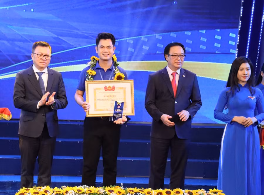 Trao giải thưởng Lý Tự Trọng cho cán bộ đoàn tiêu biểu. (Ảnh: Hoàng Ngà/TTXVN) Trao giải thưởng Lý Tự Trọng cho cán bộ đoàn tiêu biểu. (Ảnh: Hoàng Ngà/TTXVN)