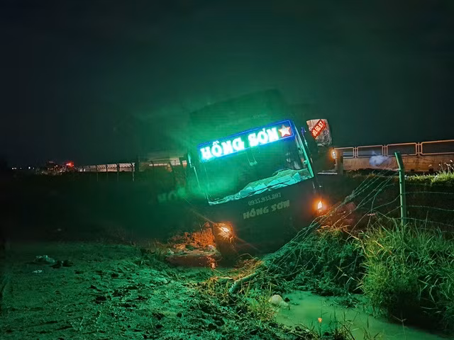 Xe khách Hồng Sơn lao xuống mương thoát nước trên cao tốc Vĩnh Hảo - Phan Thiết. Ảnh: Hà Nguyễn