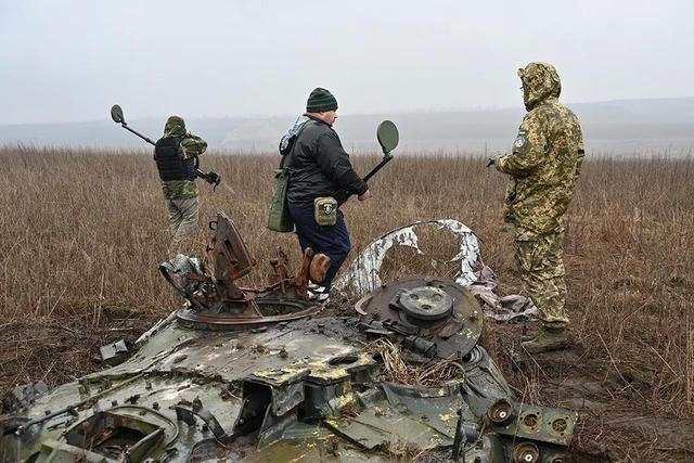 Hoạt động rà phá bom mìn ở tỉnh Kharkiv hôm 19.3. Ảnh: AFP