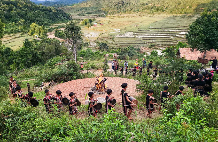 Thôn có 3 đội cồng chiêng xoang, gồm 2 đội người lớn và 1 đội trẻ em với tổng số 88 thành viên.