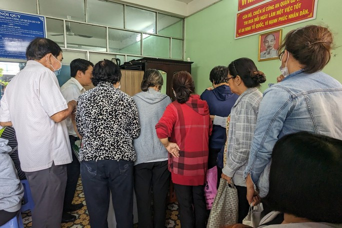 Nhiều người dân bị Vạn Thịnh Phát lừa đảo đi nộp hồ sơ tố cáo - Ảnh 1. Đông người dân đến nộp hồ sơ.