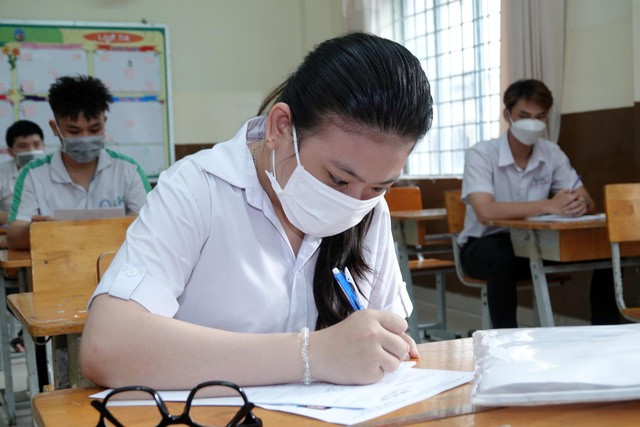 Thí sinh làm bài môn ngữ văn kỳ thi tốt nghiệp THPT năm 2022. Ảnh: ĐÀO NGỌC THẠCH Thí sinh làm bài môn ngữ văn kỳ thi tốt nghiệp THPT năm 2022. Ảnh: ĐÀO NGỌC THẠCH