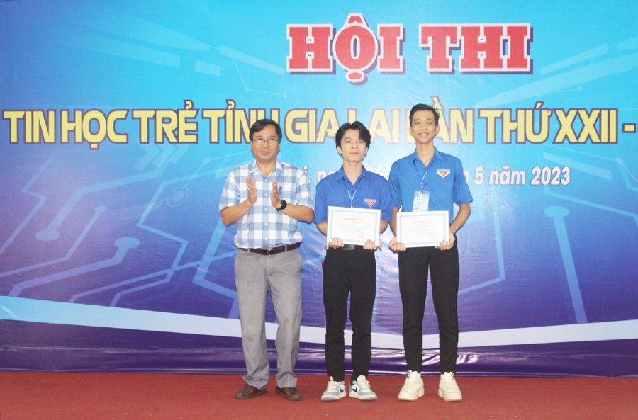 Thầy Trần Bá Công (bìa trái)-Phó Giám đốc Sở Giáo dục và Đào tạo trao giải nhì cho nhóm tác giả tại Hội thi Tin học trẻ tỉnh Gia Lai lần thứ XXII. Ảnh: Minh Nhật Thầy Trần Bá Công (bìa trái)-Phó Giám đốc Sở Giáo dục và Đào tạo trao giải nhì cho nhóm tác giả tại Hội thi Tin học trẻ tỉnh Gia Lai lần thứ XXII. Ảnh: Minh Nhật