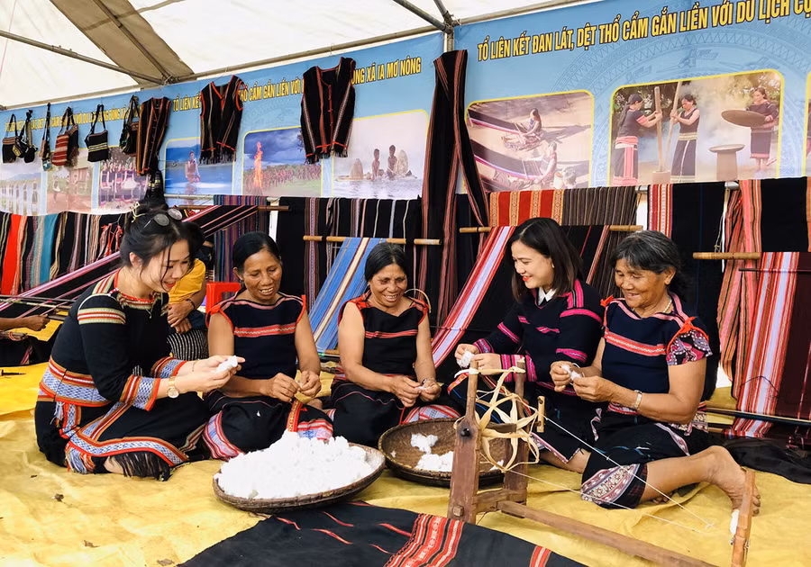 Người dân tham gia hoạt động trải nghiệm kéo sợi bông tại 1 phiên chợ ở xã Ia Mơ Nông, huyện Chư Păh. Ảnh: Trần Hiền Người dân tham gia hoạt động trải nghiệm kéo sợi bông tại 1 phiên chợ ở xã Ia Mơ Nông, huyện Chư Păh. Ảnh: Trần Hiền