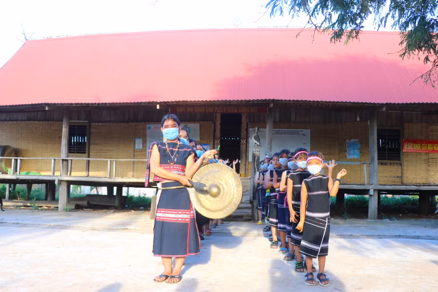 Tại nhà rông (tổ dân phố Plei-Pyang, thị trấn Kông Chro, huyện Kông Chro)-nơi diễn ra nhiều hoạt động văn hóa, tổ chức lễ hội quan trọng. Ảnh: An Phát