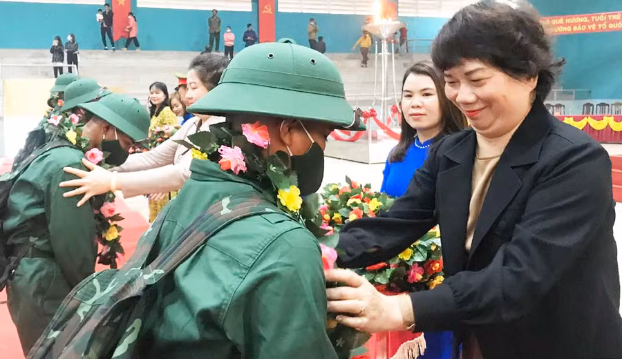 Ủy viên Ban Thường vụ Tỉnh ủy, Bí thư Đảng ủy Khối các Cơ quan và Doanh nghiệp tỉnh Phạm Thị Tố Hải ân cần động viên thanh niên huyện Chư Sê nhập ngũ. Ảnh: Nguyễn Diệp