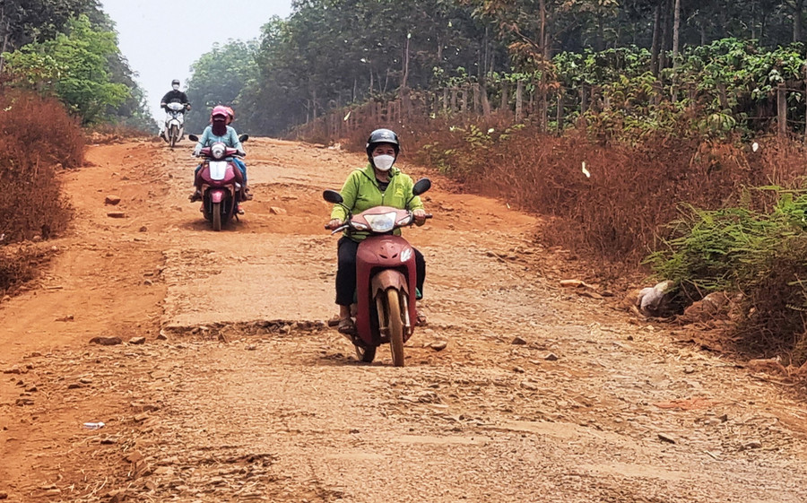 Tuyến đường nối từ thôn 2 (xã Ia Hlốp, huyện Chư Sê) đến xã Ia Vê (huyện Chư Prông) xuống cấp nghiêm trọng. Ảnh: H.P Tuyến đường nối từ thôn 2 (xã Ia Hlốp, huyện Chư Sê) đến xã Ia Vê (huyện Chư Prông) xuống cấp nghiêm trọng. Ảnh: H.P