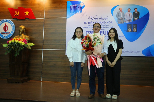 Sinh viên khoa Toán, Trường đại học Sư phạm - Đại học Huế, tặng hoa chúc mừng tiến sĩ Trần Quang Hóa. Ảnh: N.M